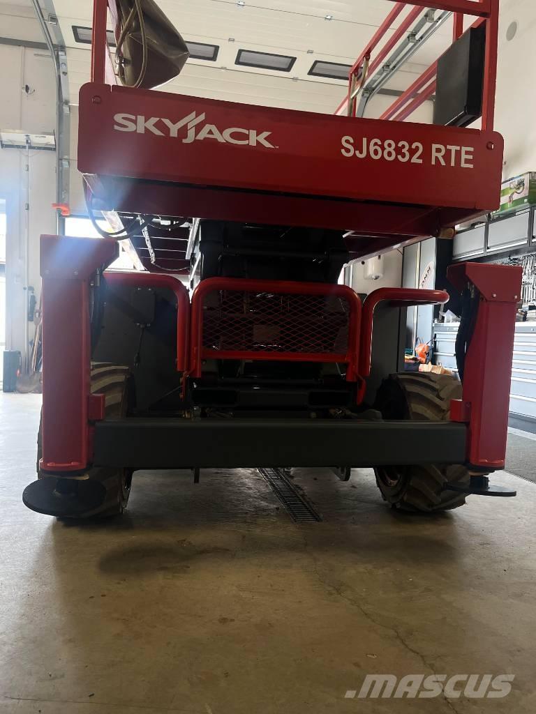 SkyJack SJ 6832 RTE Sakselifter