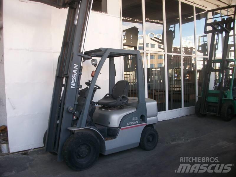 Nissan PL02A25 Propan trucker