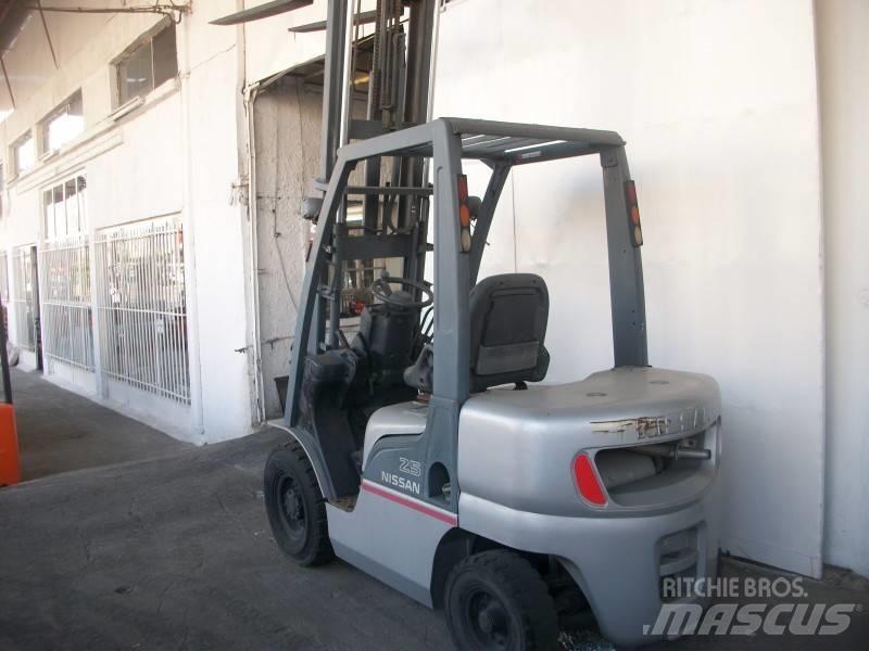 Nissan PL02A25 Propan trucker