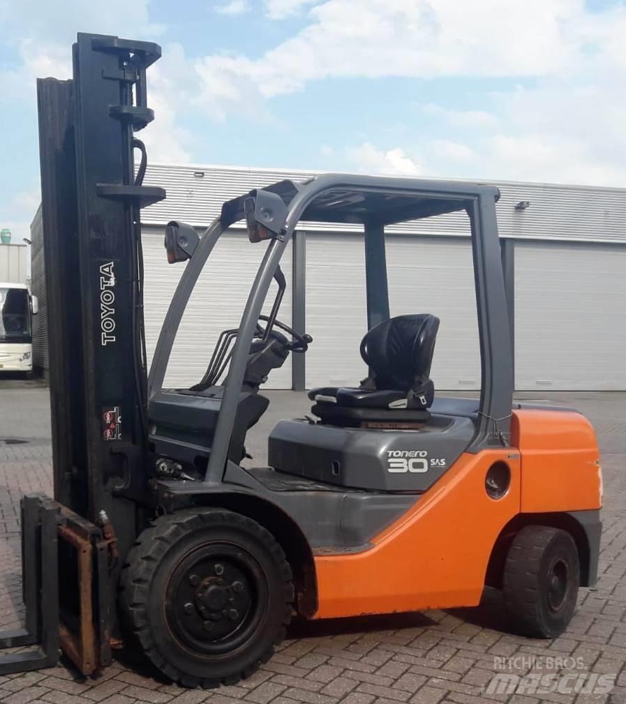 Toyota 8 FD F 30 Diesel Trucker