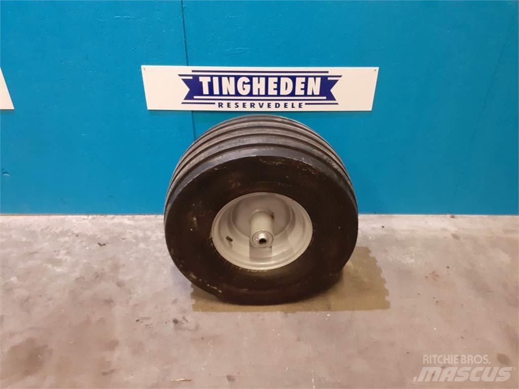  12 300/65-12 Dekk, hjul og felger