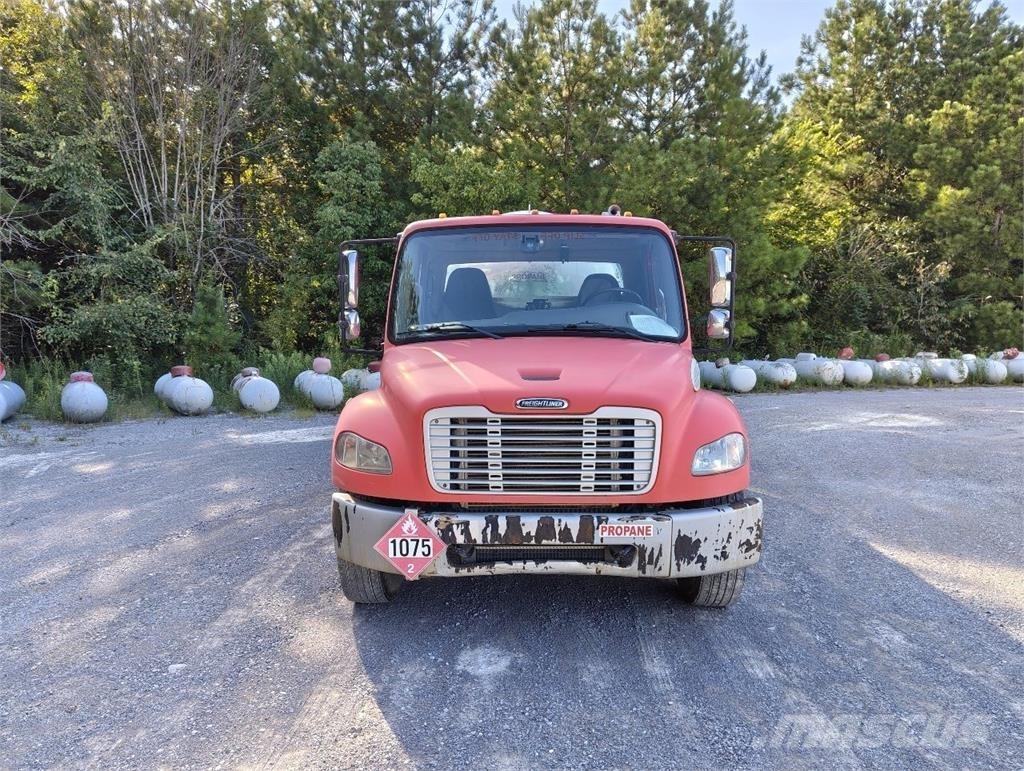 Freightliner M2 106 Andre lastebiler