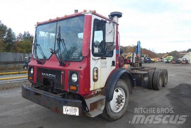Mack MR688S Chassis