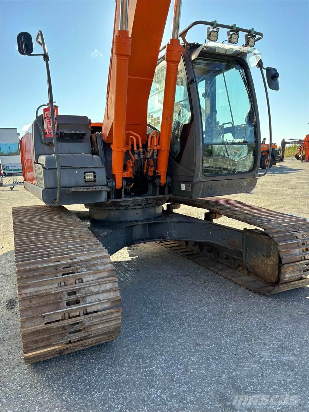 Hitachi ZX210LC-3 Gravemaskiner med lang bom