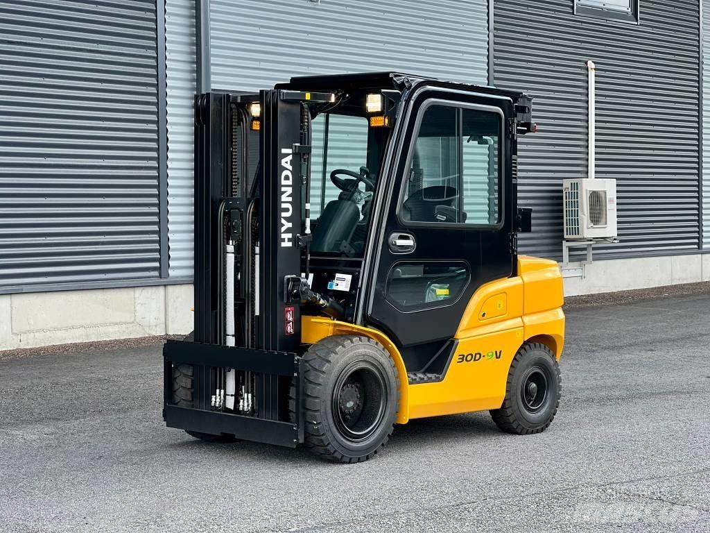Hyundai 30D-9V Diesel Trucker