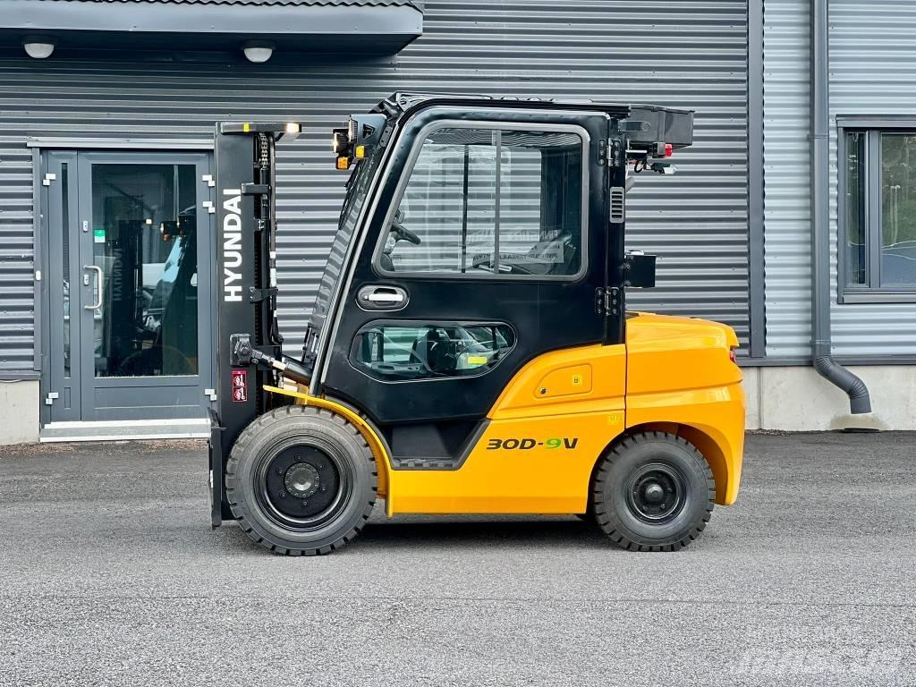 Hyundai 30D-9V Diesel Trucker