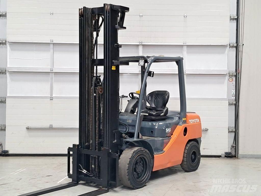 Toyota 02-8FDF30 Diesel Trucker