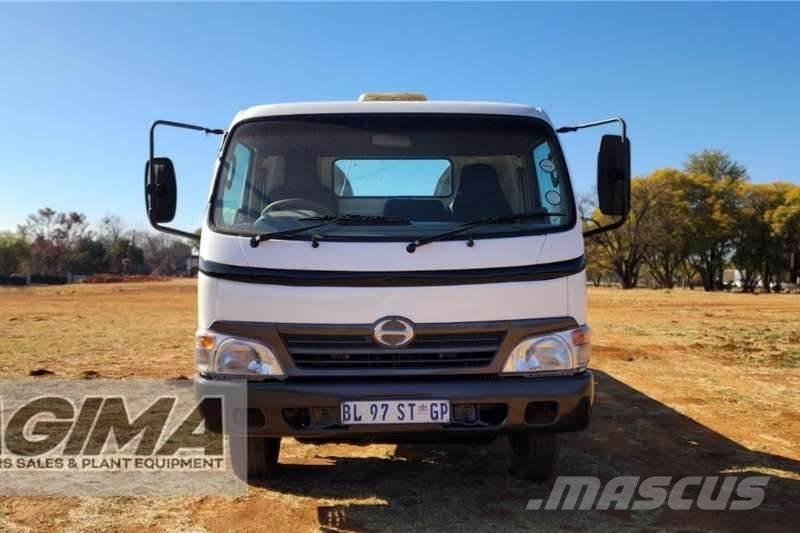 Hino 300 Roll Back Andre lastebiler
