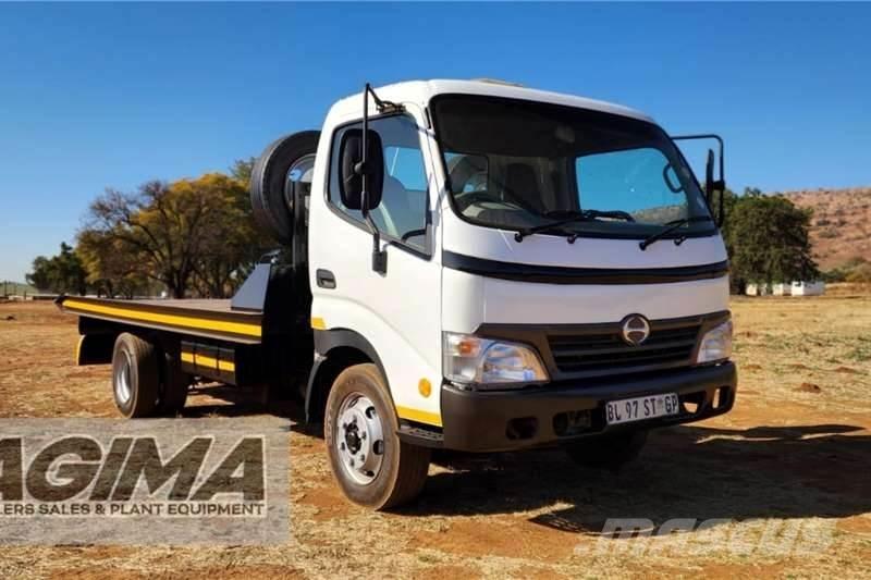 Hino 300 Roll Back Andre lastebiler