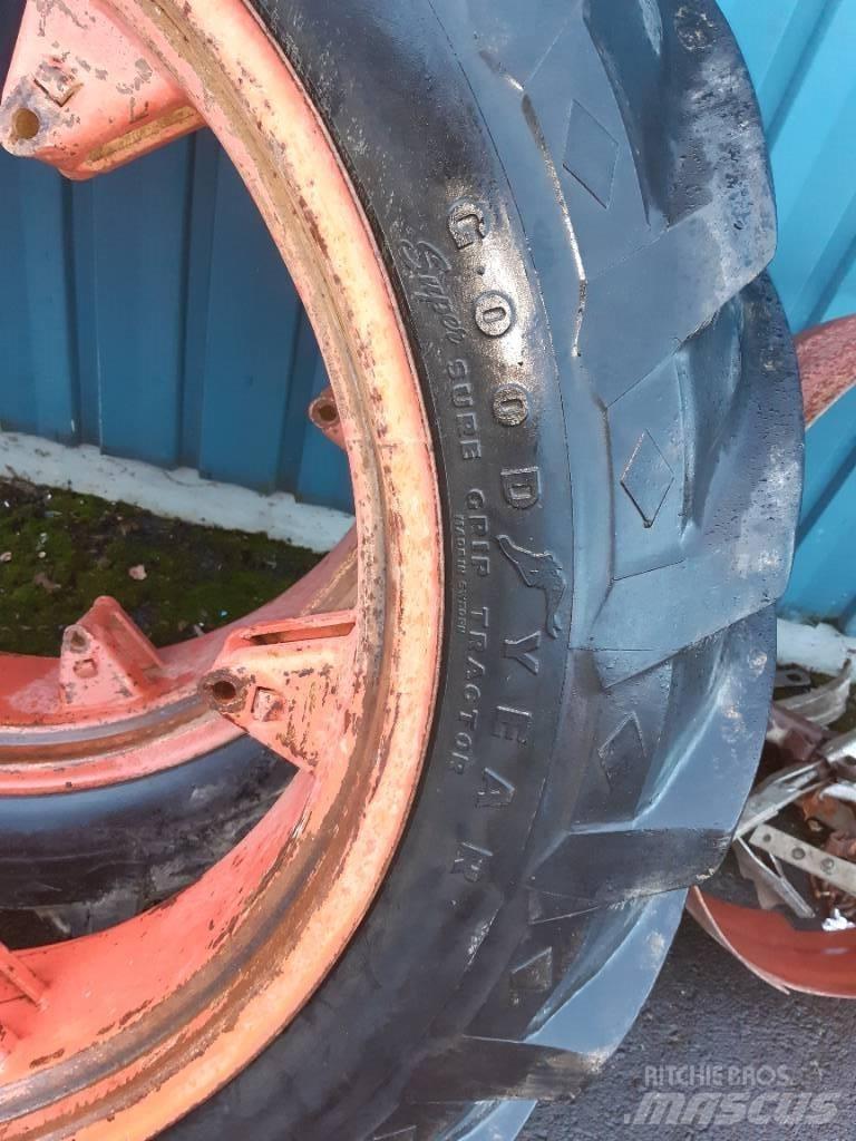Goodyear 12.4-36 Dekk, hjul og felger