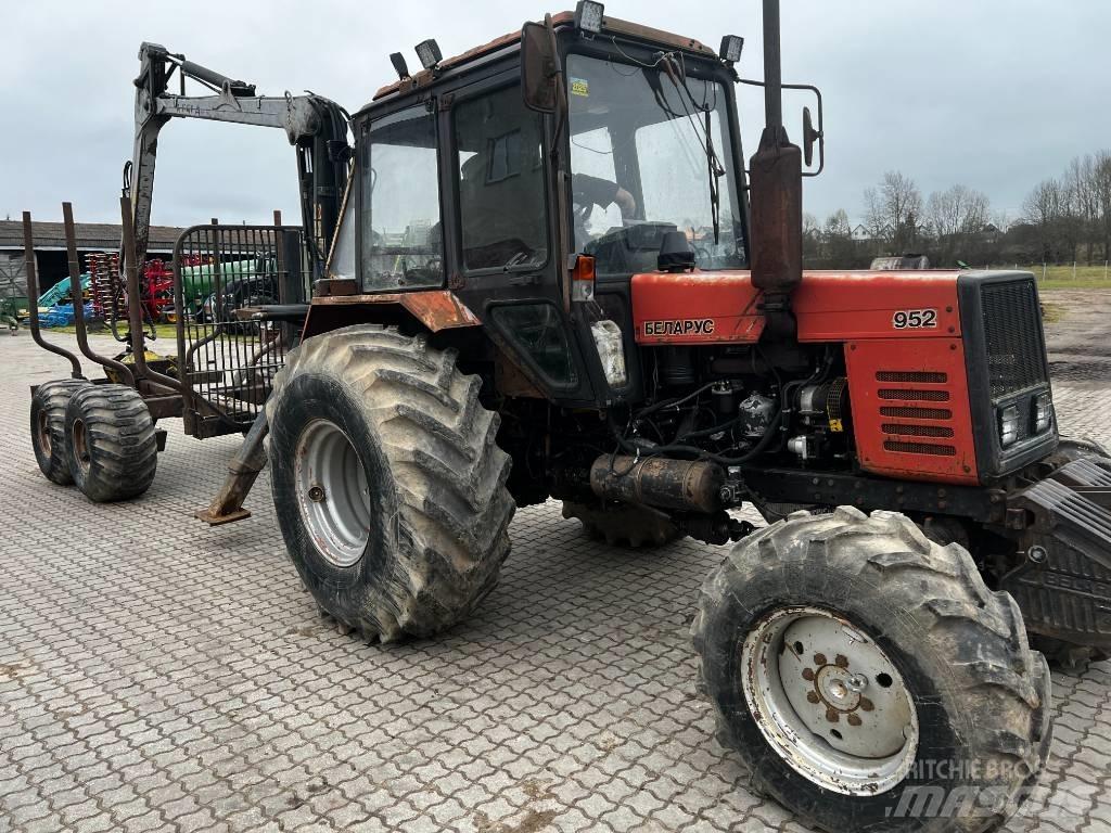 MTZ 952 Traktor med skogsutstyr