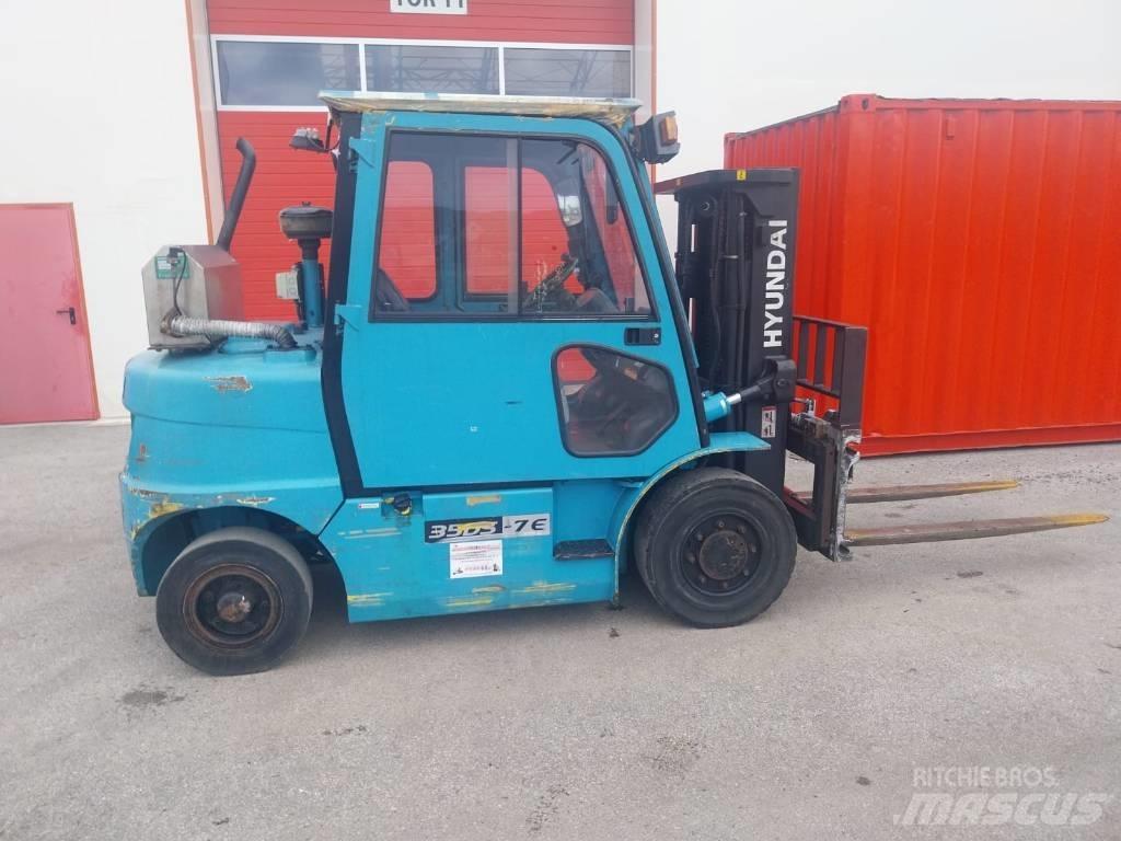 Hyundai 35 DS-7 Diesel Trucker