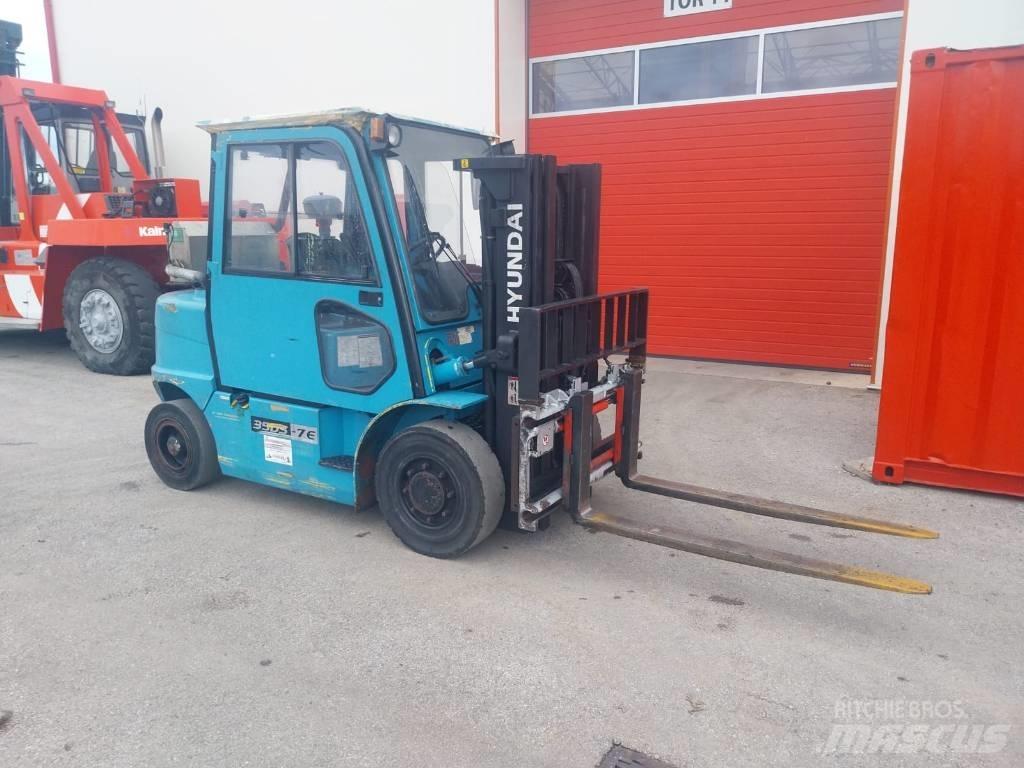 Hyundai 35 DS-7 Diesel Trucker