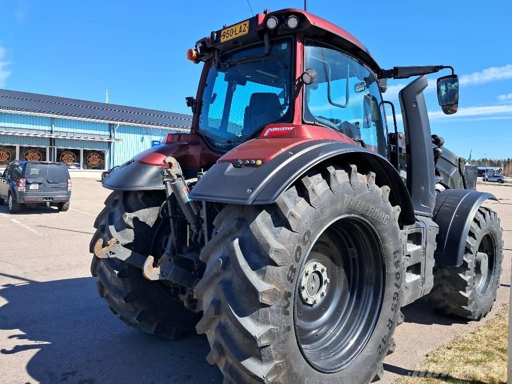 Valtra T215 Versu Traktorer