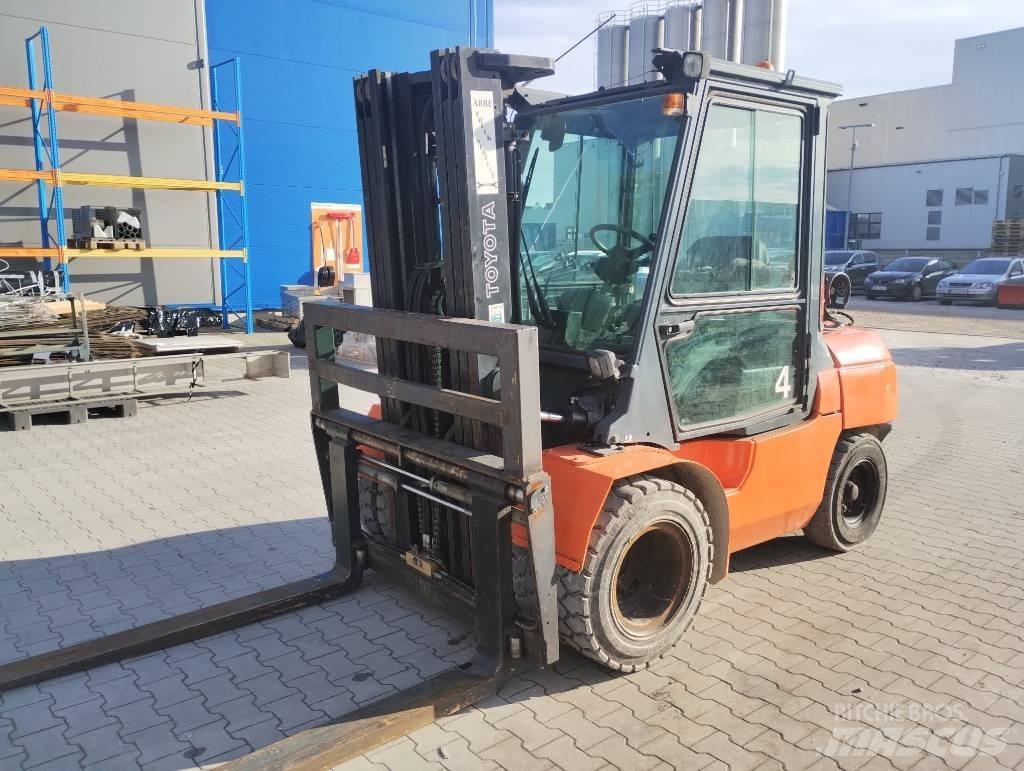 Toyota 02-8 FGJF 35 Propan trucker
