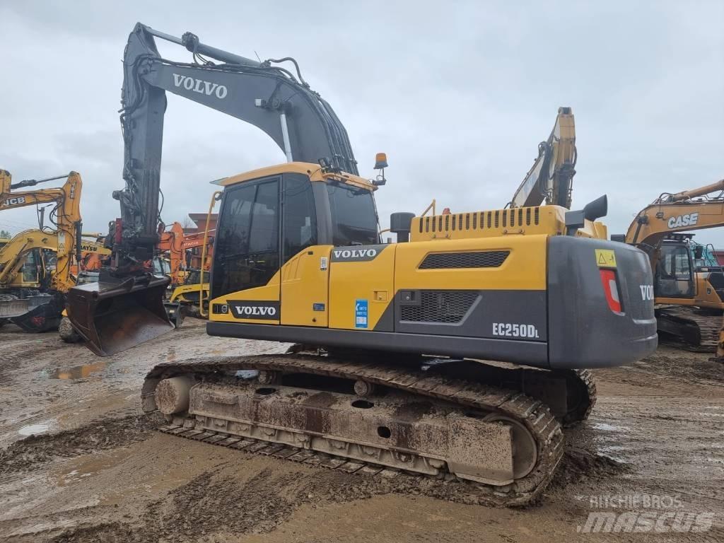 Volvo EC 250 D L Beltegraver