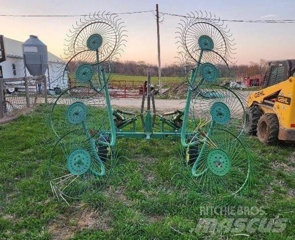 John Deere 702 Raker og høyvendere