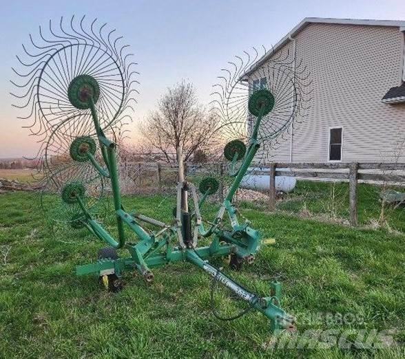 John Deere 702 Raker og høyvendere