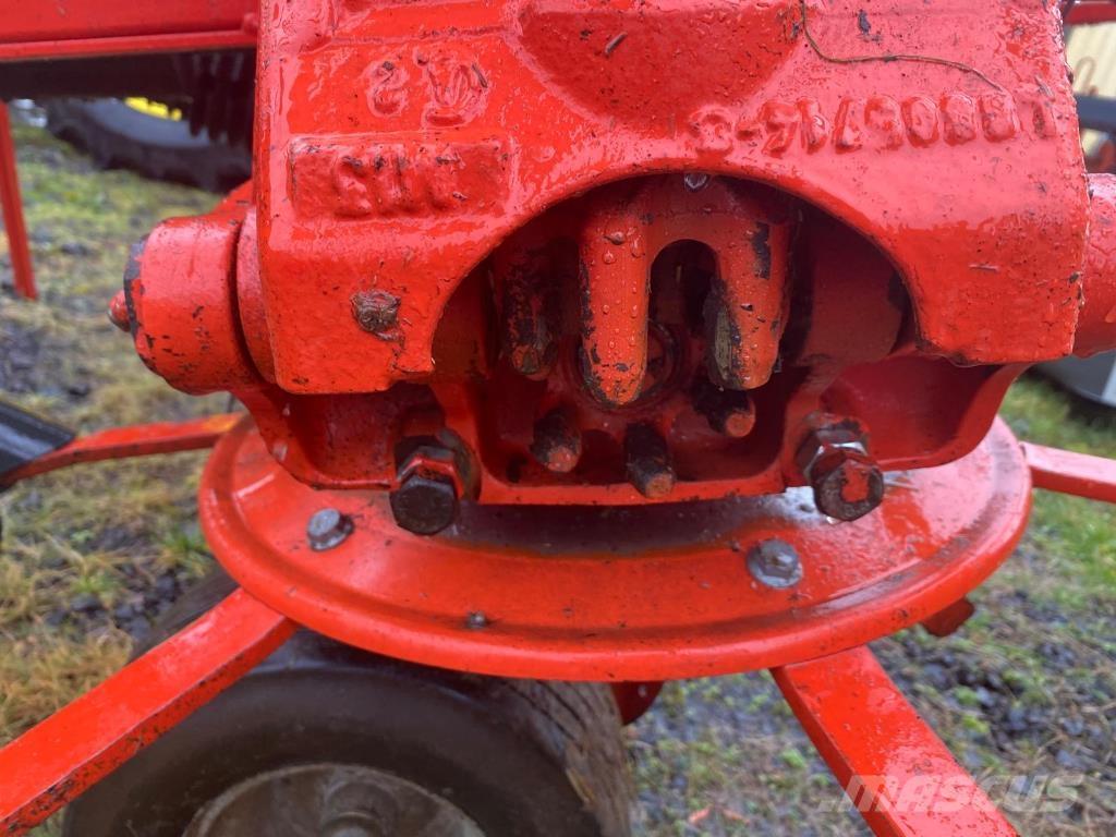 Kuhn GF8702 Raker og høyvendere