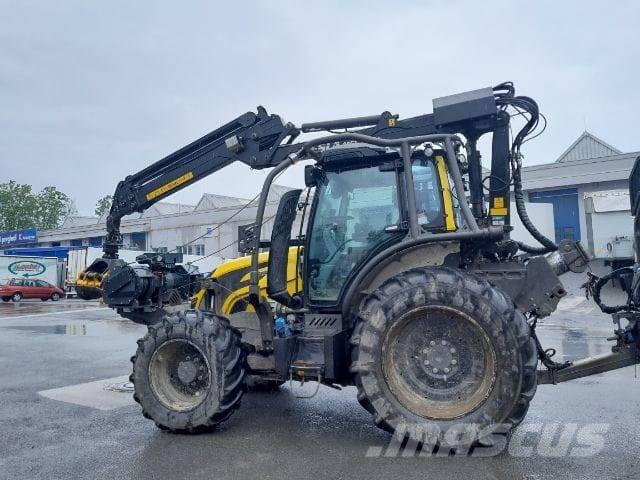 Valtra N153 Traktor med skogsutstyr