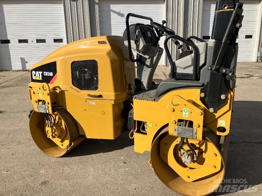 CAT CB 24 B Tandem Valser