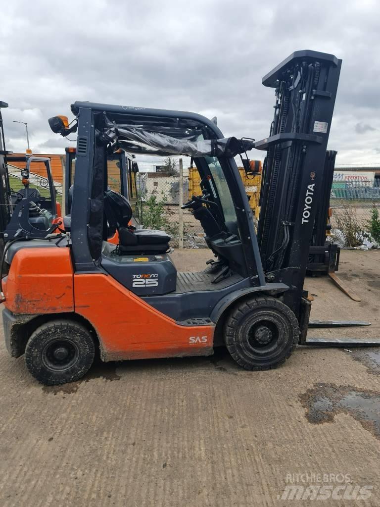 Toyota 02-8 FGF 25 Propan trucker