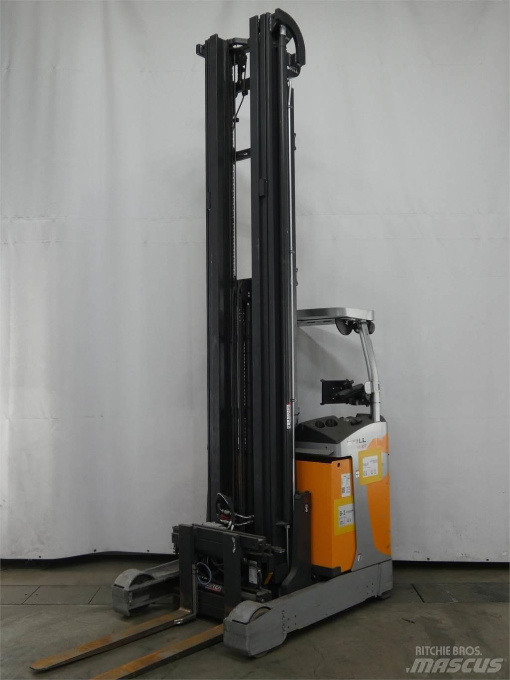 Still FM-X17 Skyvemasttruck