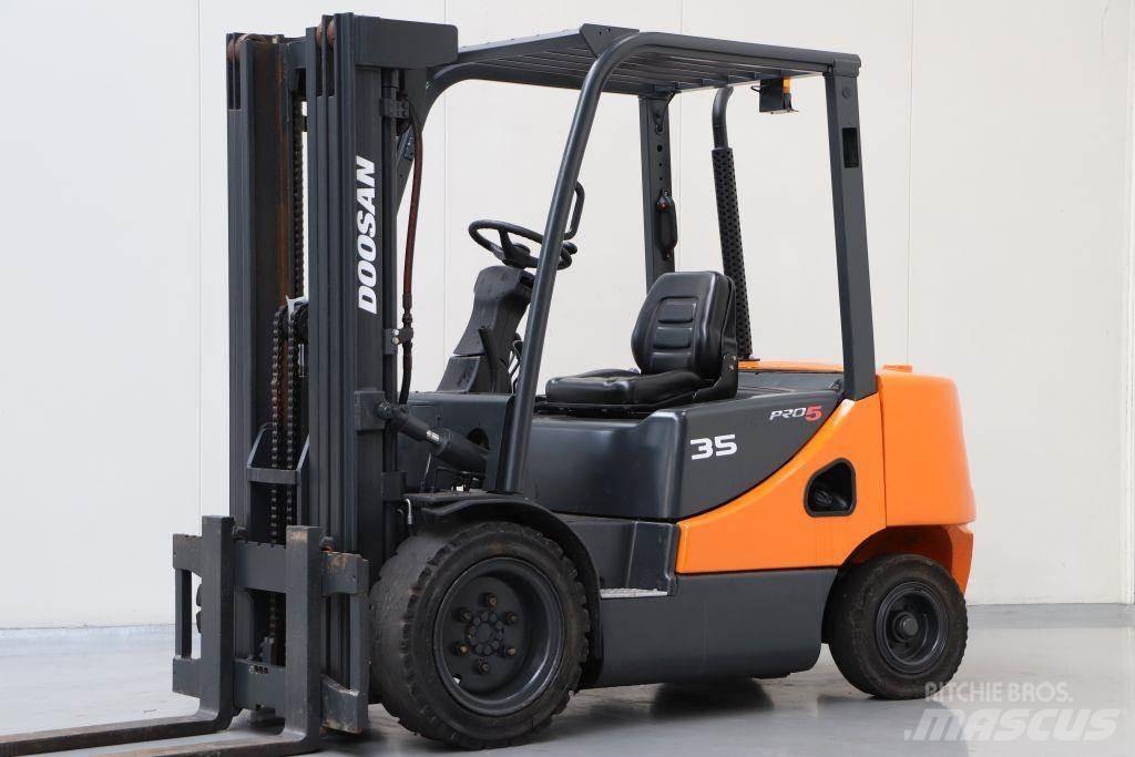 Doosan D35S Diesel Trucker