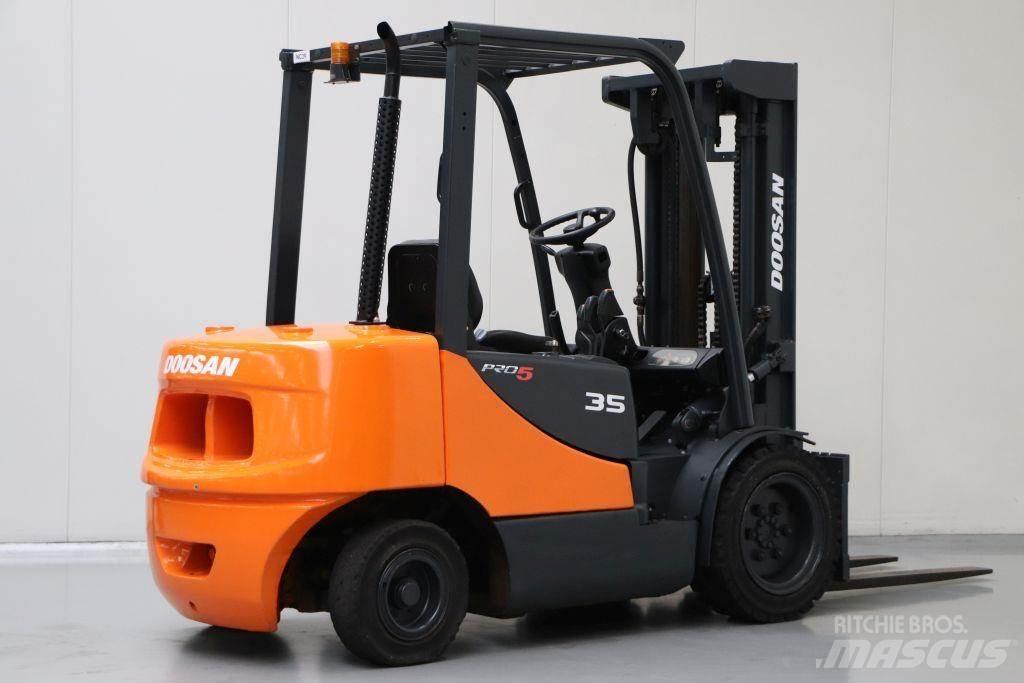 Doosan D35S Diesel Trucker