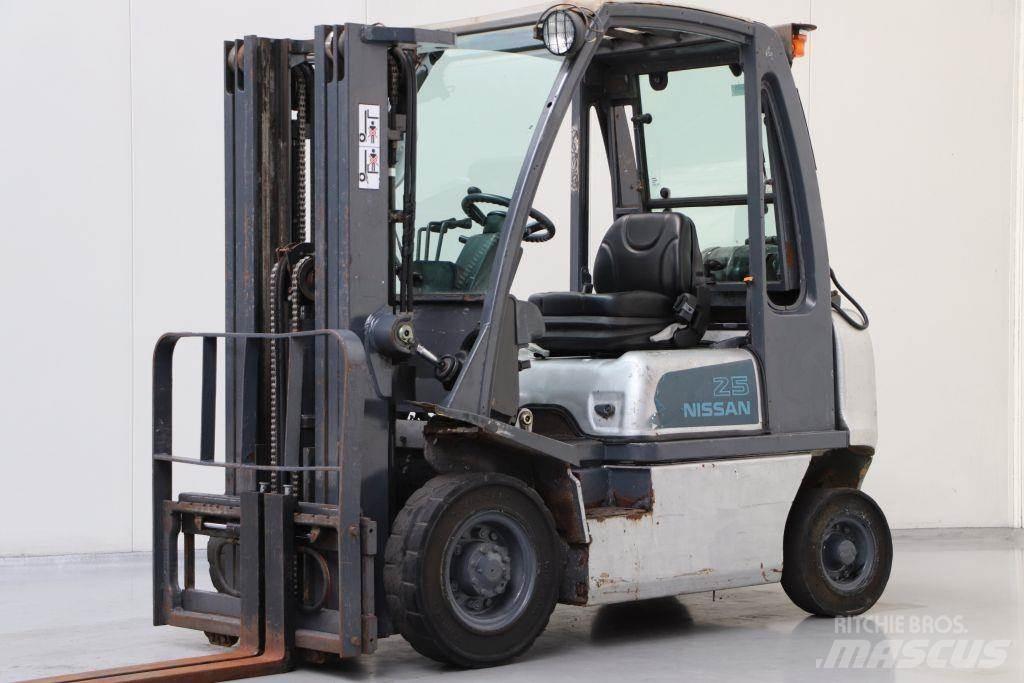 Nissan UD02A25PQ Propan trucker