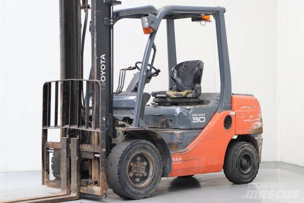 Toyota 02-8FDF30 Diesel Trucker
