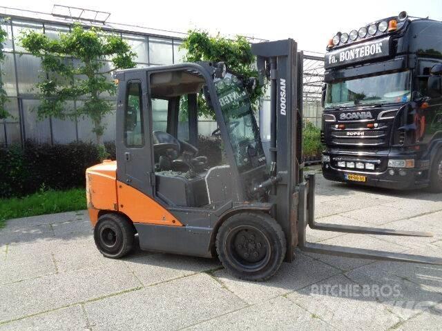 Doosan D35C-7 Diesel Trucker