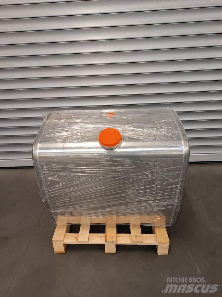 Volvo 400 L. Drivstoff og additiv tanker