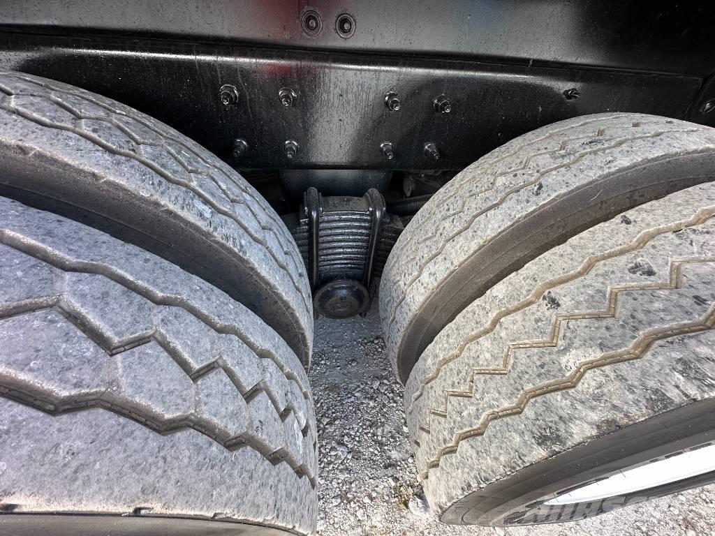 Mack GU713 Slamsugere