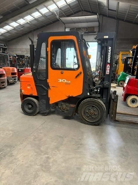 Doosan FD30 Diesel Trucker