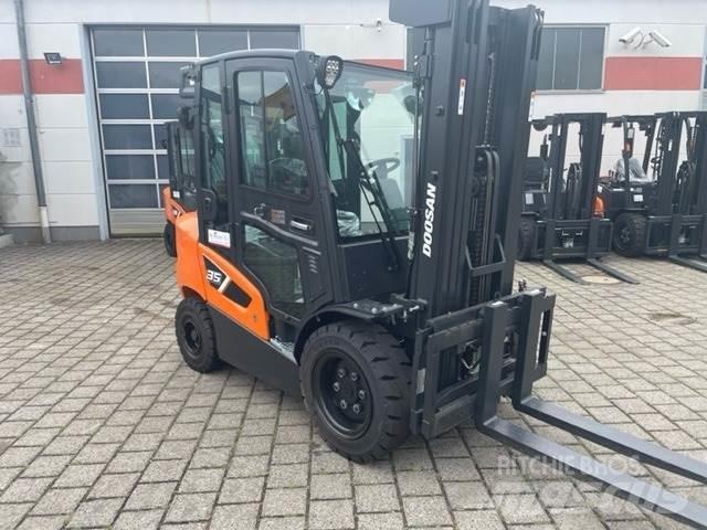 Doosan D35C-9 Diesel Trucker