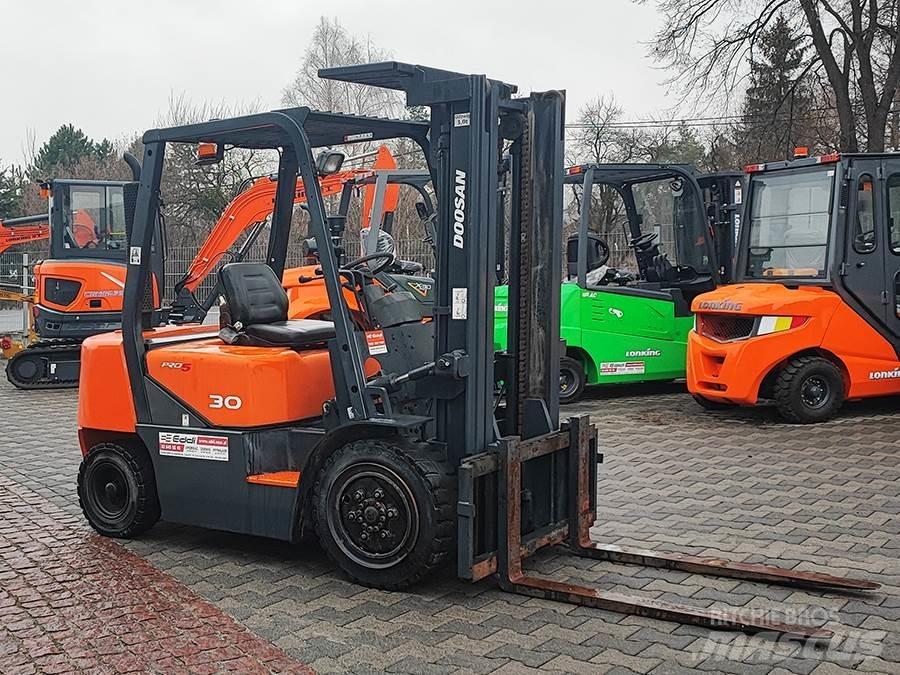 Doosan D30G Diesel Trucker