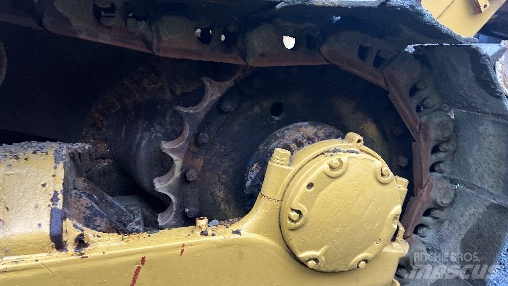 CAT D7 with ripper Dozere Beltegående