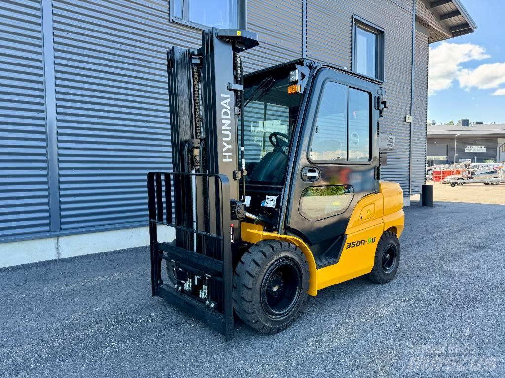 Hyundai 35DN-9V Diesel Trucker