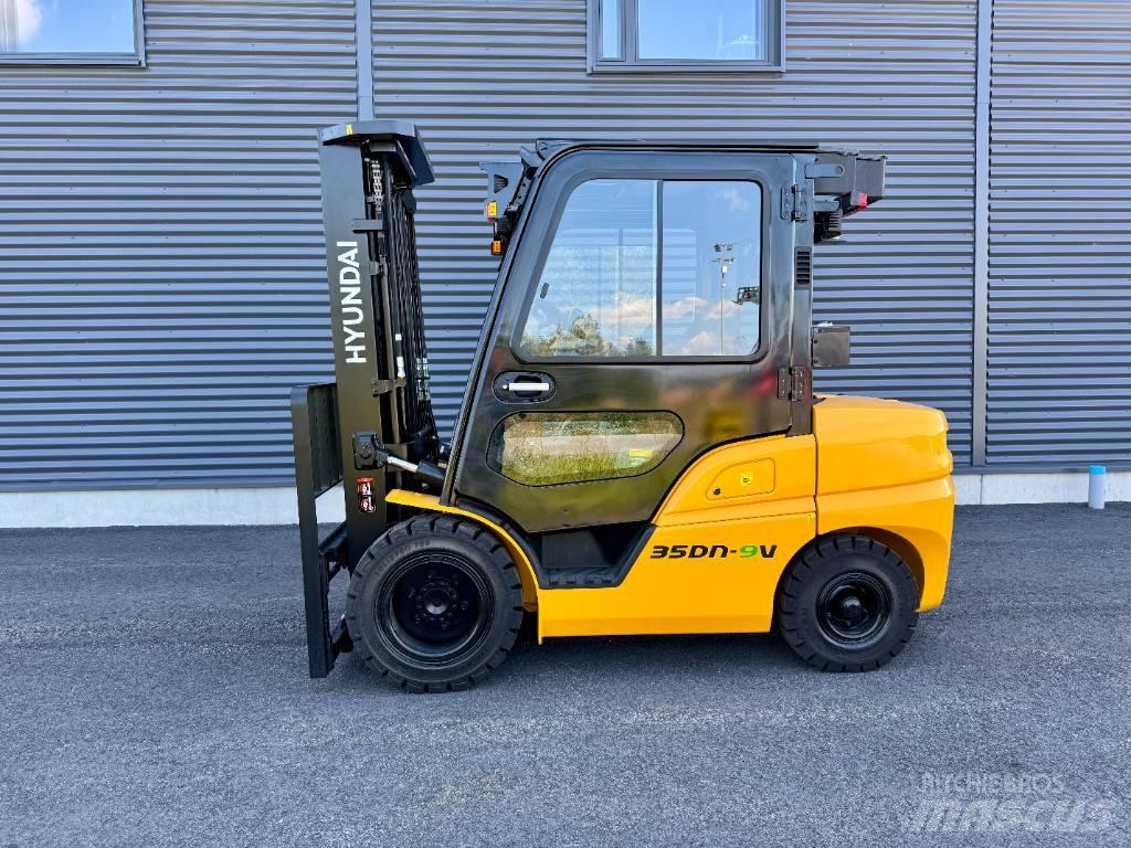 Hyundai 35DN-9V Diesel Trucker