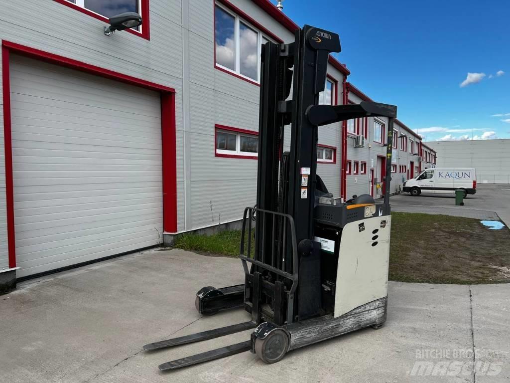 Crown ESR 5000 Skyvemasttruck