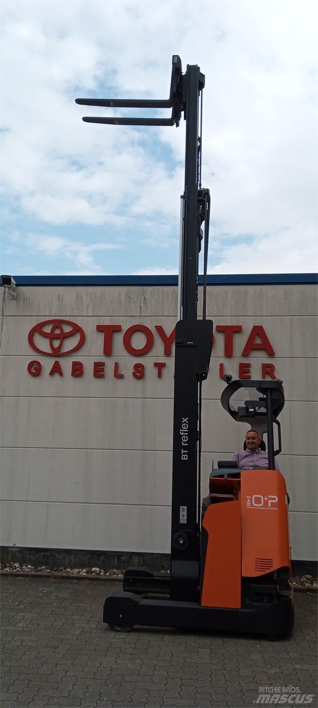 Toyota RRE 160H Skyvemasttruck