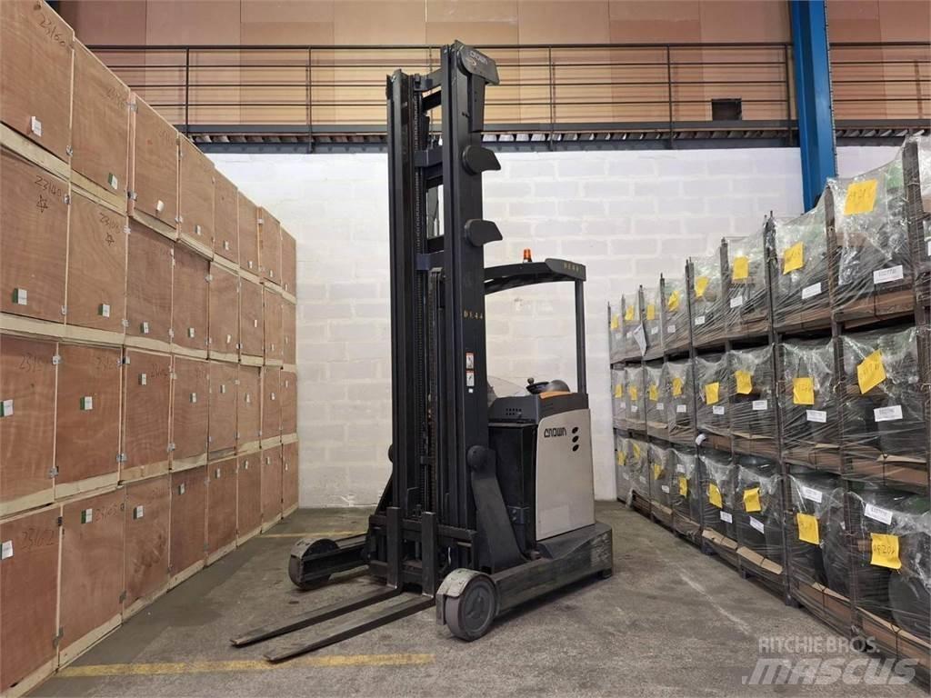 Crown ESR 5260 Skyvemasttruck