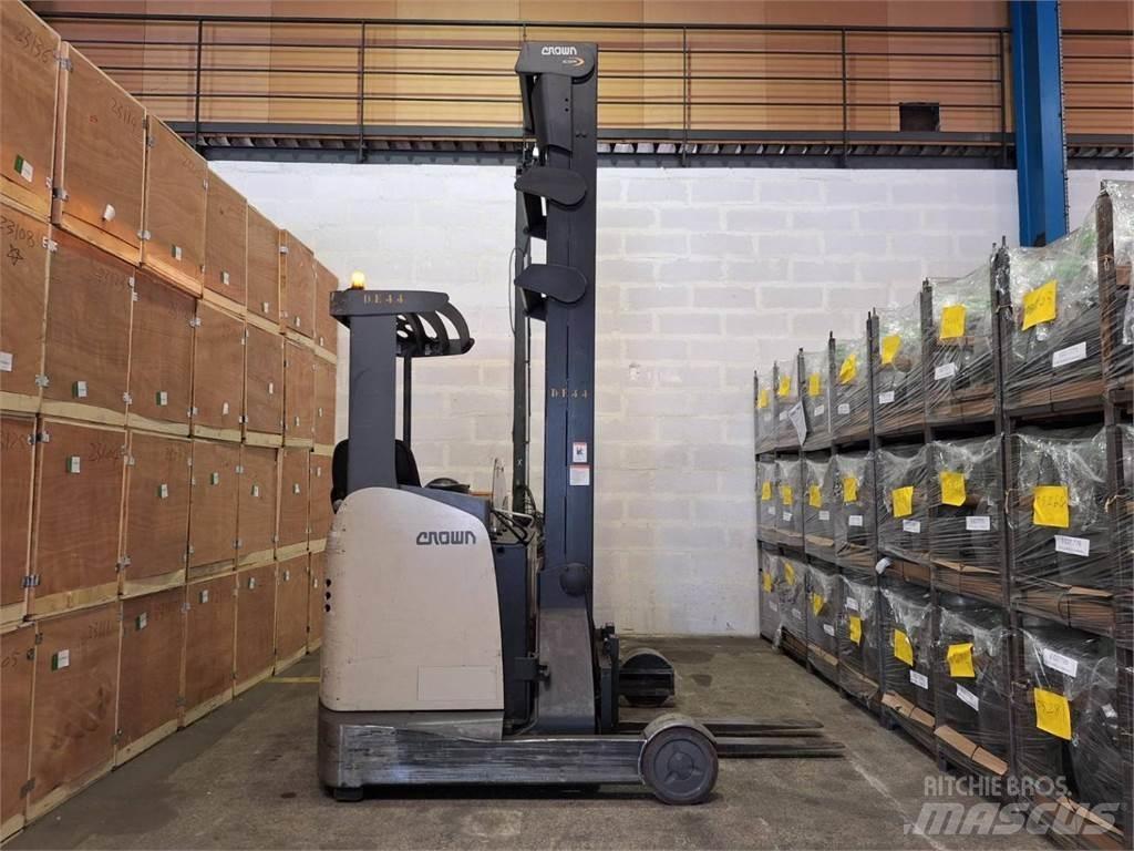Crown ESR 5260 Skyvemasttruck