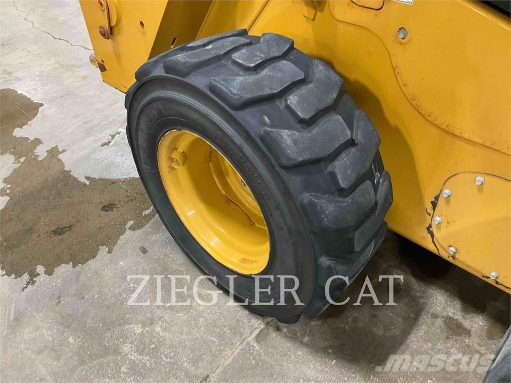 CAT 242D3 Kompaktlastere