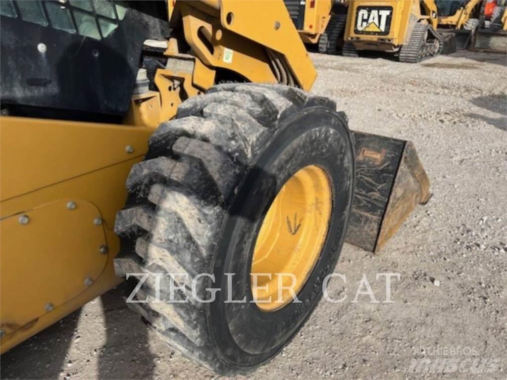 CAT 272D2 Kompaktlastere