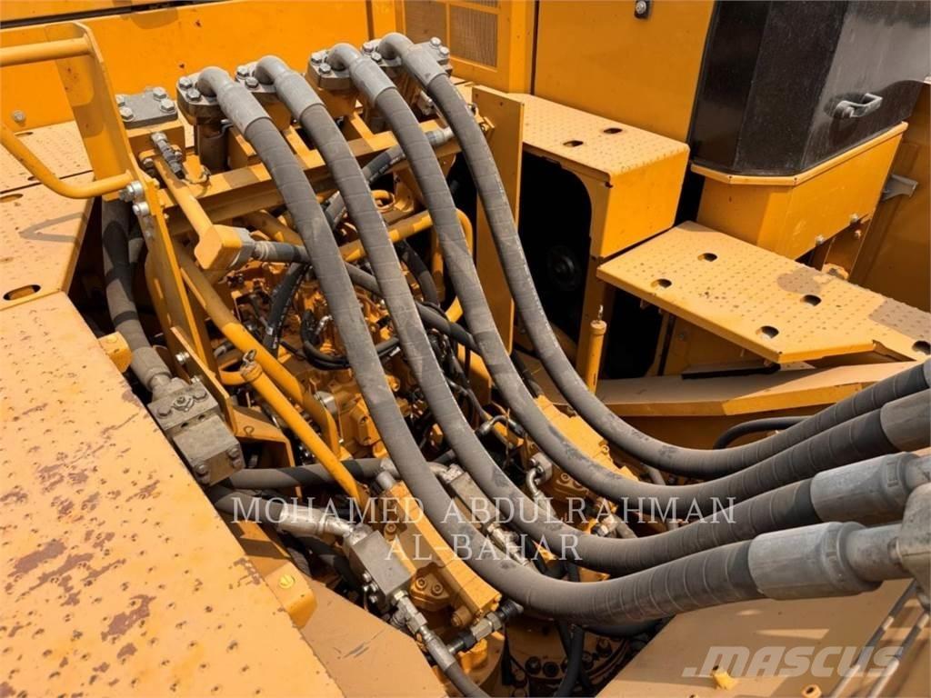 CAT 374 Beltegraver