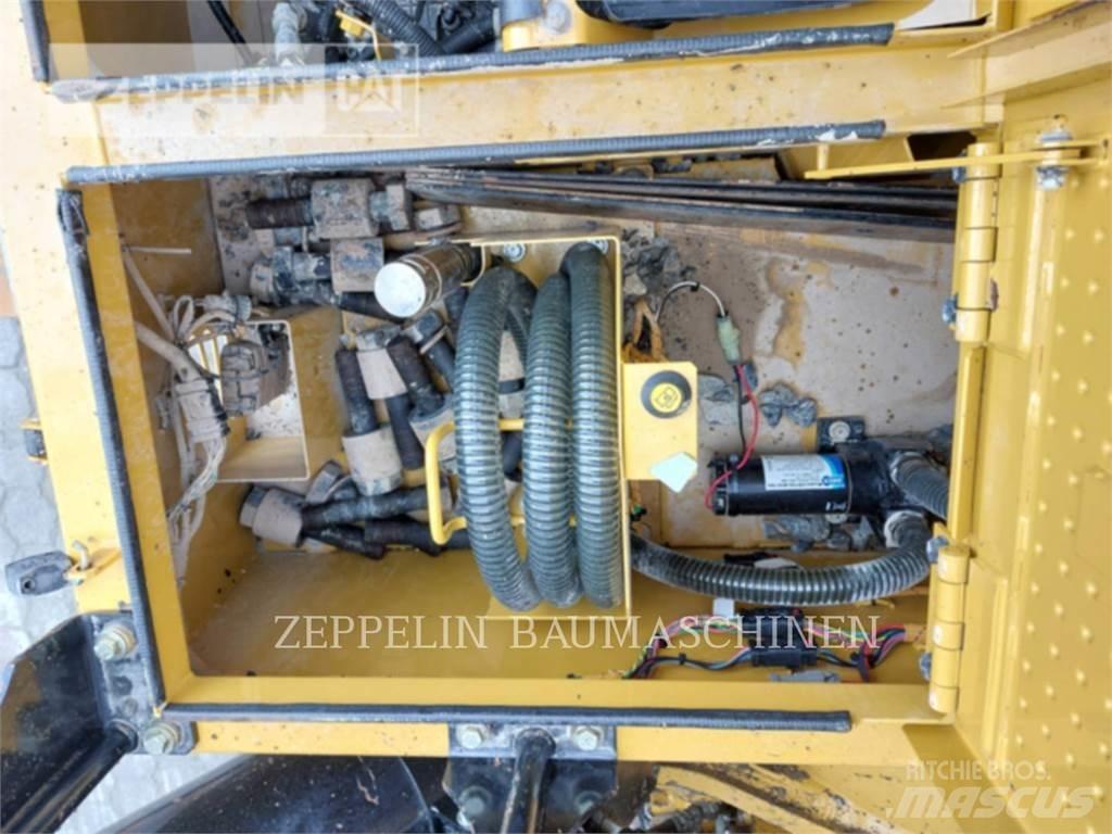 CAT 390FL Beltegraver