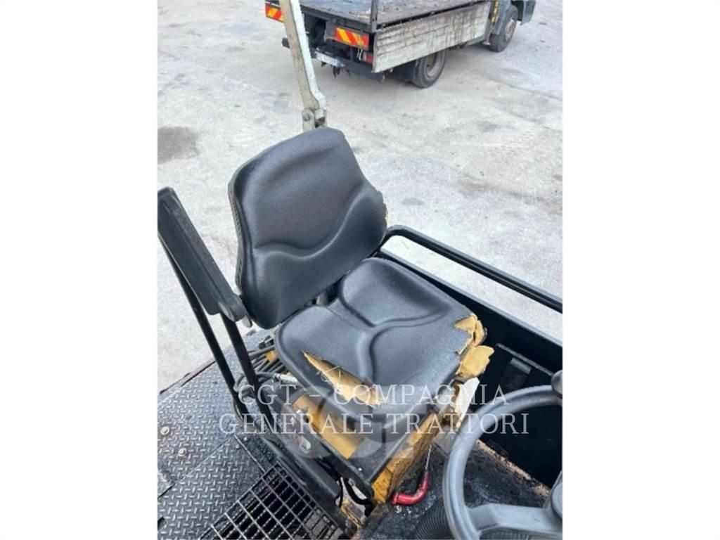 CAT AP300 Asfaltutleggere