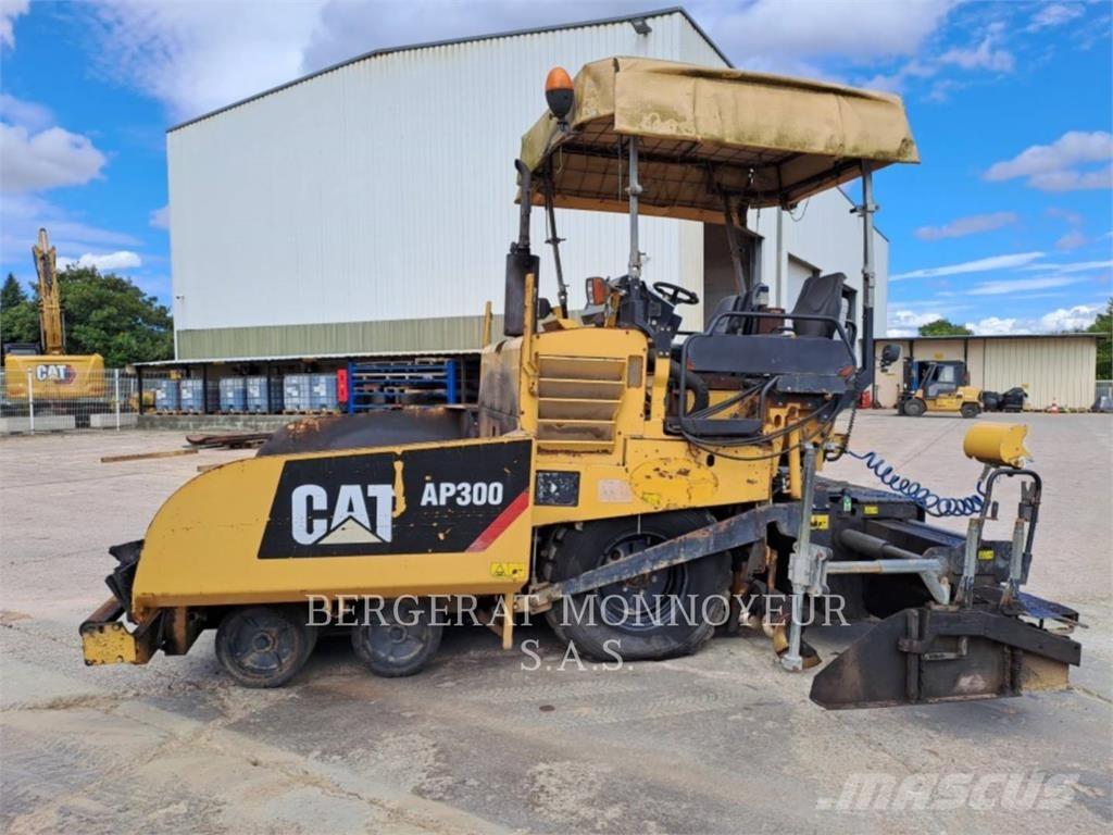 CAT AP300 Asfaltutleggere